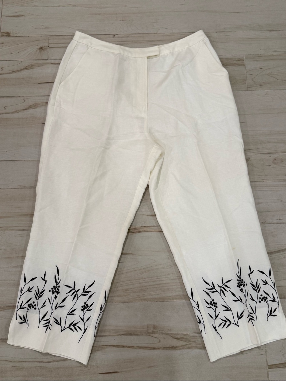Like New White Linen Blend Cropped Pants Size 12 Black Floral Embroidered Hem